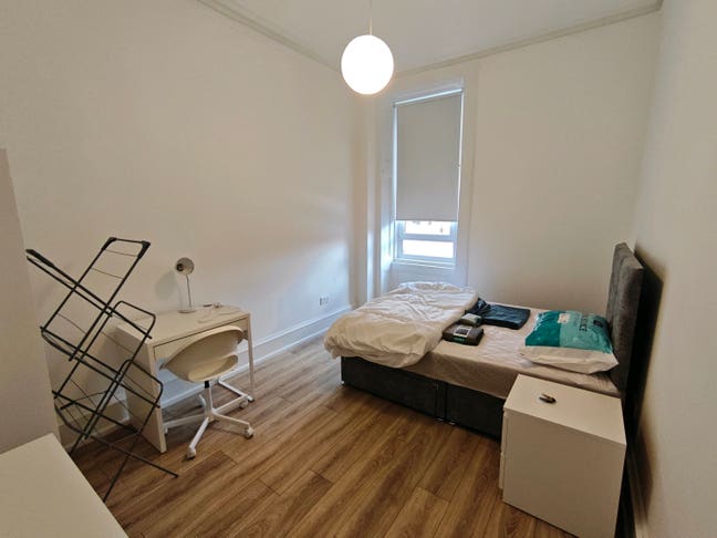 Bright Double Room for a Female Professional Main Photo