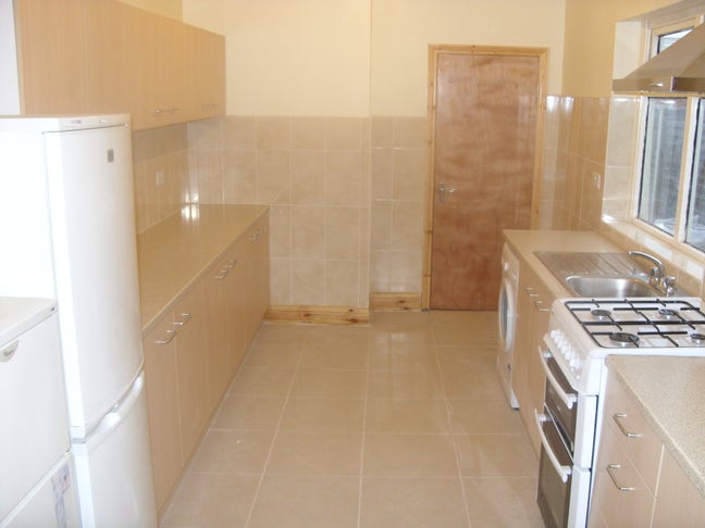 Large Double Bedroom Fully Furnished - No Deposit Main Photo