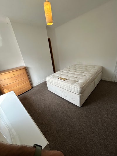 Large double room to rent in Two Gates  B771EG Main Photo