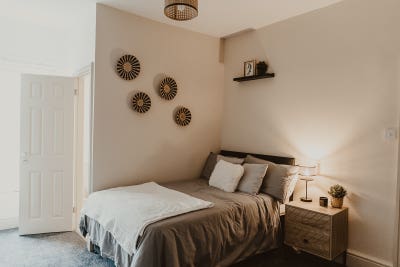 Spacious Double Bedroom with Ensuite Main Photo