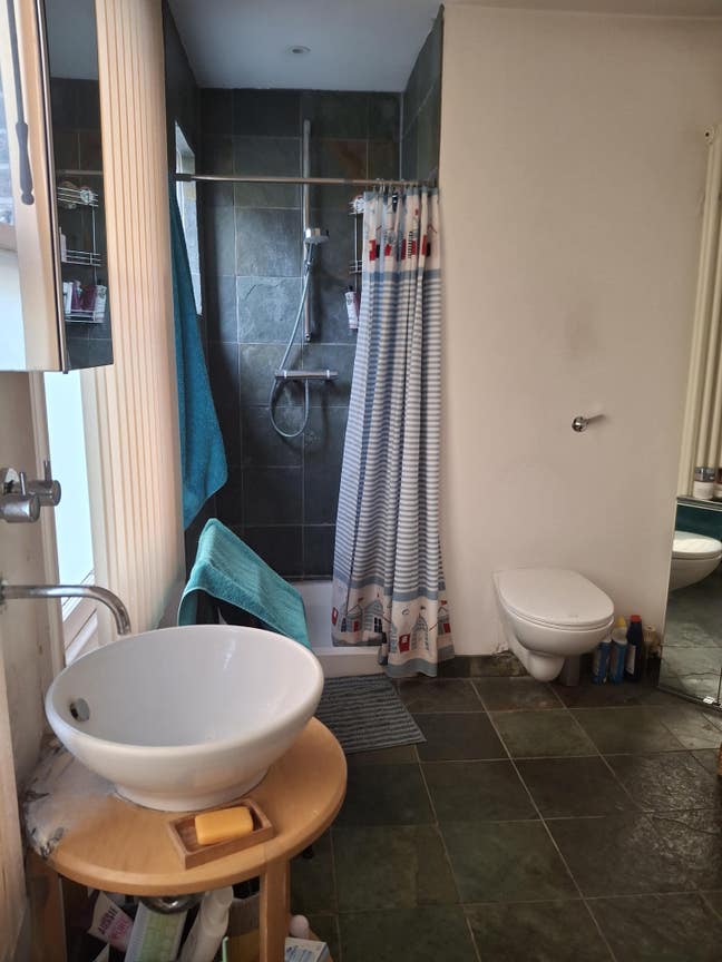 Large, light double room and bathroom  Main Photo