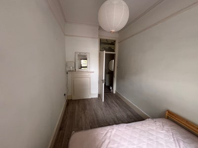 Bright beautiful room in Oval  Main Photo