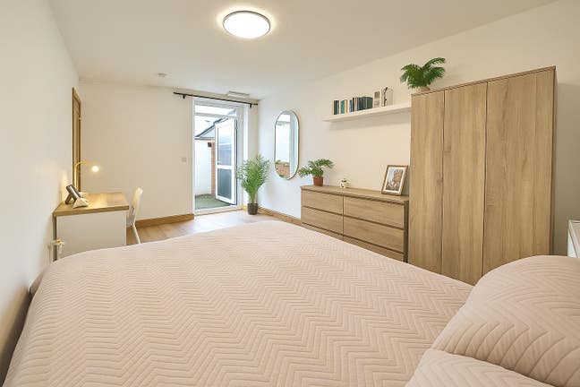 2xLarge Doubles in newly renovated house, E3 Main Photo