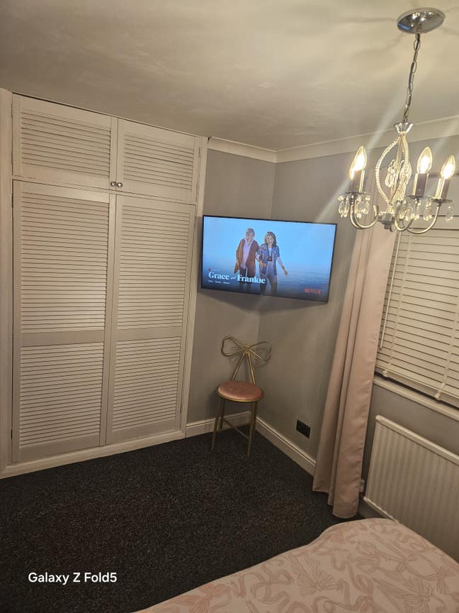 Newly refurbished double bedroom Main Photo