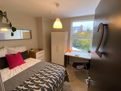 Room Available in Professional House @ Clinton St Main Photo