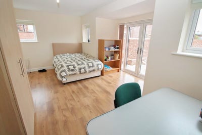 City Centre- Double Bedroom- Cheap- Inquire Now Main Photo