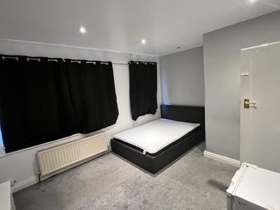 Modern Bedroom-Professionals Welcome- ASAP Move in Main Photo