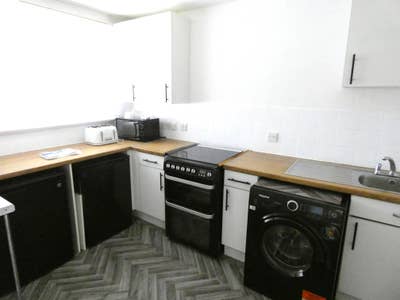 Lovely two bedroom  split level flat  E3  Main Photo