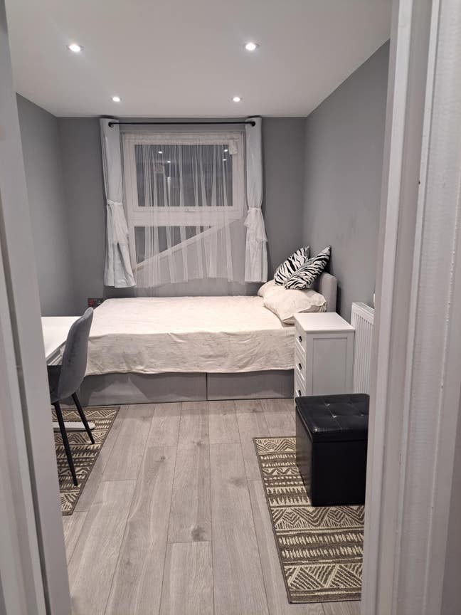 Double furnished bedroom with own bathroom!  Main Photo