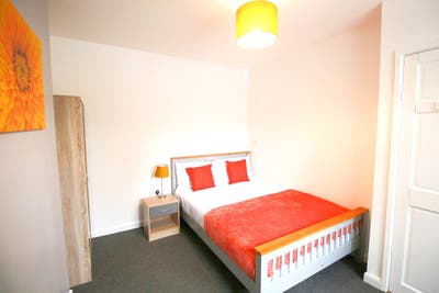 Stylish Double Room | 🍳 Large modern kitchen | 💡 B Main Photo