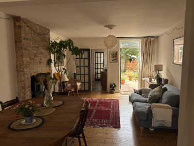 Double bedroom in beautiful house shared with 1  Main Photo