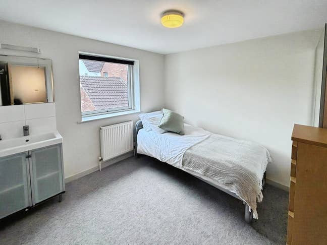 Single Room Available in Modern House by Leonardos Main Photo