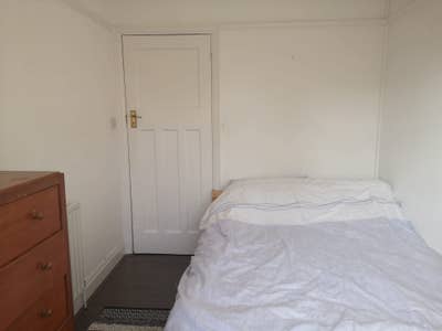 Unfurnished double room in superb location Main Photo
