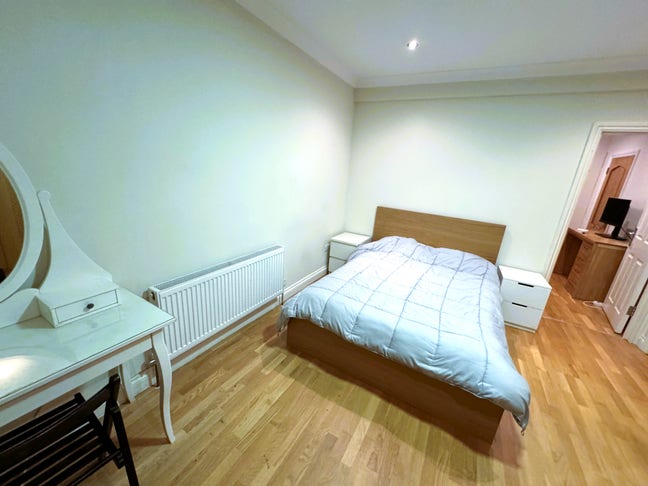 Large Double Room with Private Bathroom &pound;800 Pcm Main Photo