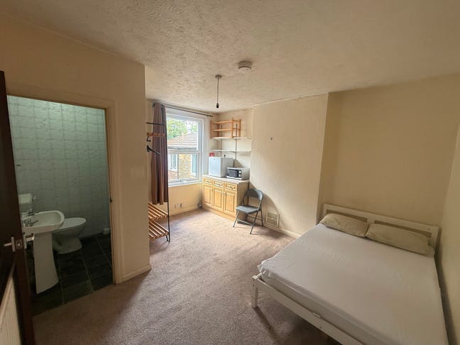 Large Room in Central Romford Main Photo