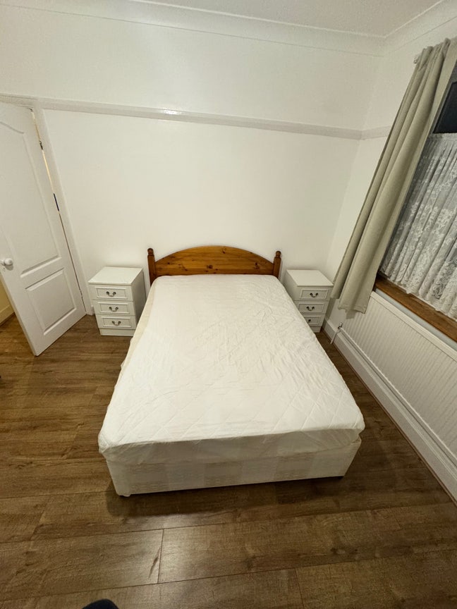 Big double room to let in quiet clean house Main Photo