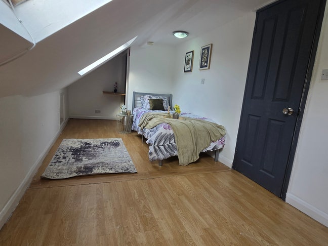 Furnished room available in a Lovely modern house Main Photo