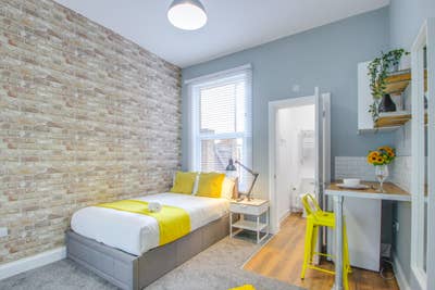 1 Large En-Suite Room Available  Main Photo