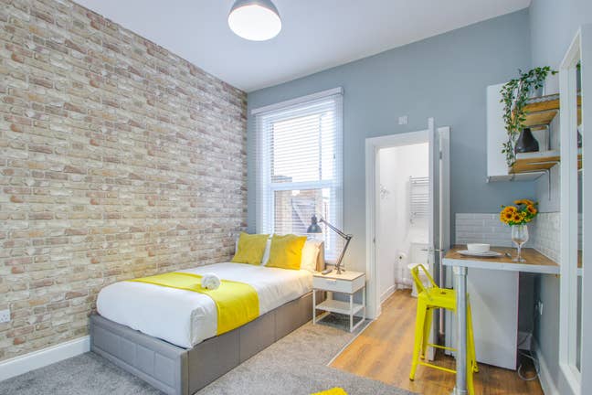 1 Large En-Suite Room Available  Main Photo