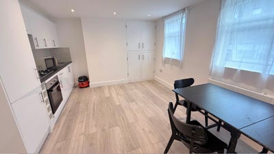 Beautiful ensuite and 2 doubles in south Norwood Main Photo