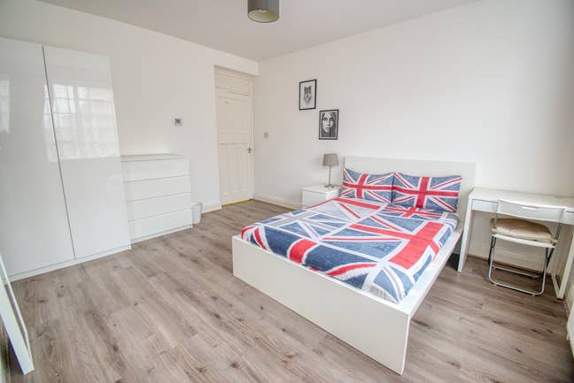 Double with desk and superfast Broadband Main Photo