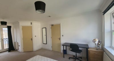 Large Ensuite Room-Walk to Town Main Photo