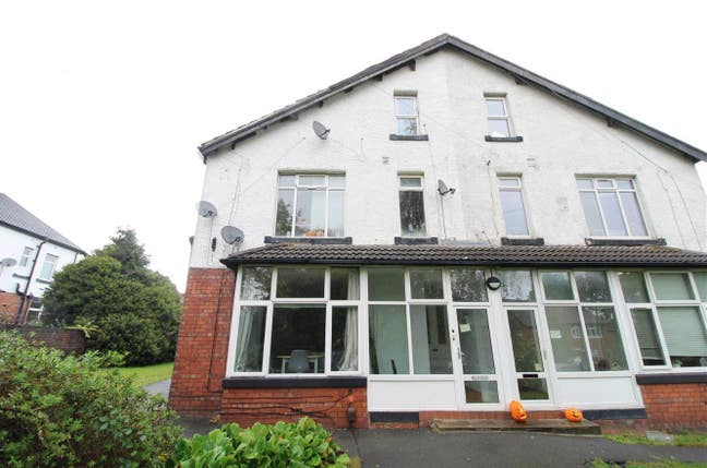 Furnished Flat In Kirkstall  Main Photo