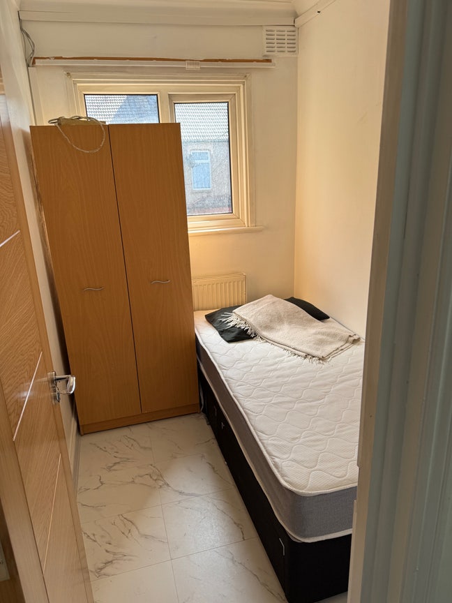Single room in a quiet household Main Photo