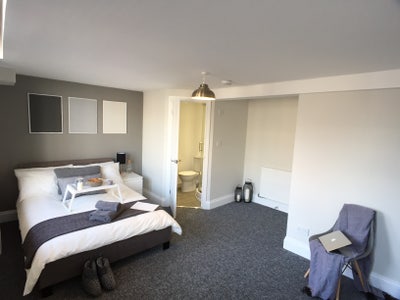Modern Double En Suite Room in Gateshead Main Photo