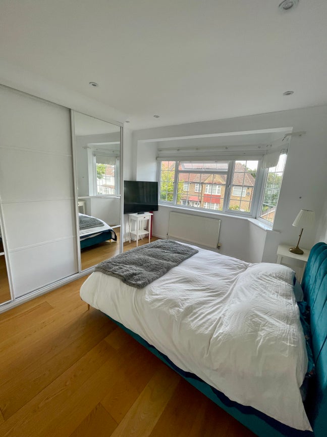 Large Double Bedroom Whetstone – 6 Mins 2 tube Main Photo