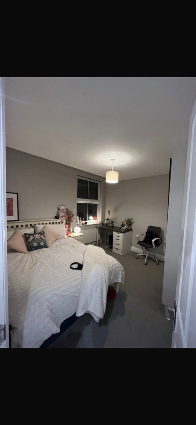 Double Room Available in Oval Main Photo