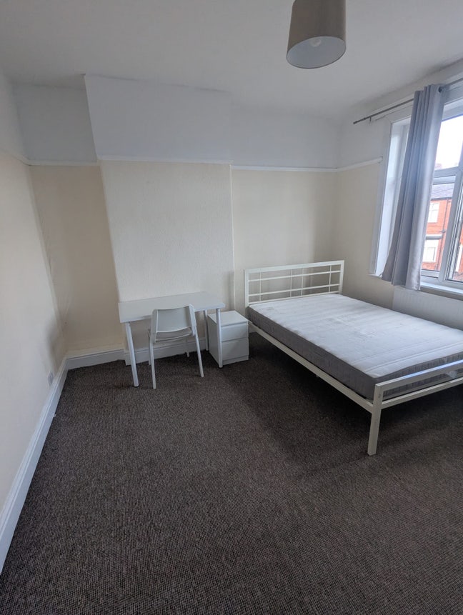  3 Bedrooms Available (all bills inc) Main Photo