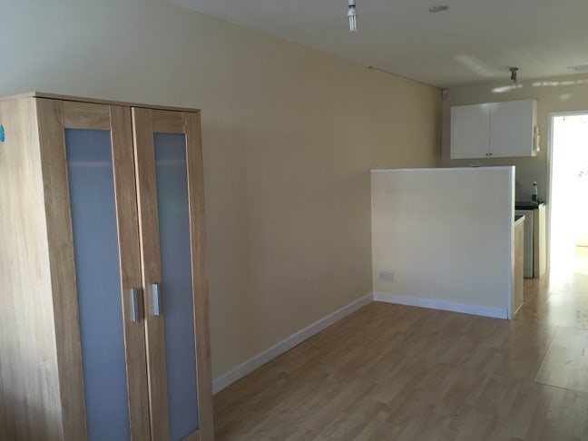 Self contained Studio all bills WiFi white goods Main Photo