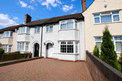🏡 Spacious 4 Bed House | Garden & Driveway Main Photo