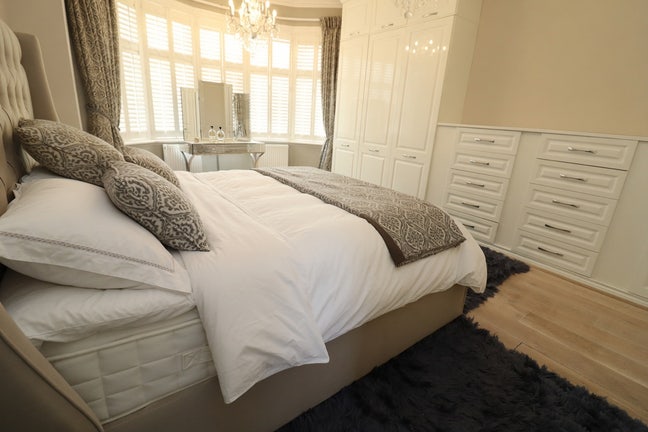 ⚡2 beautiful rooms 15 min away from Bonds Street!⚡ Main Photo