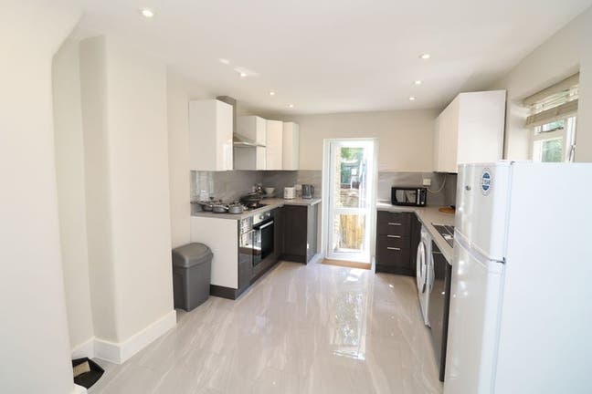 3 Beautiful Double Rooms in Hackney/Victoria Park Main Photo