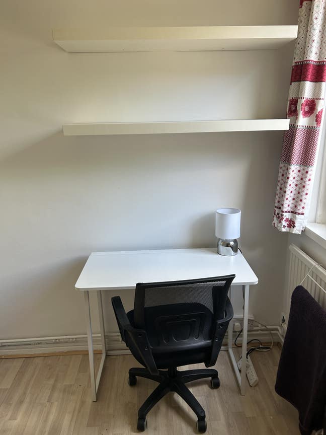 Spacious Bright Room in Quiet Flat Bills Included Main Photo