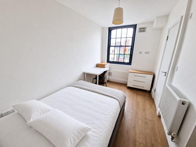 Double Room in Modern Flat Main Photo