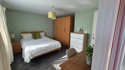 Great Location ⭐️ Ensuite With Loads of Storage Main Photo