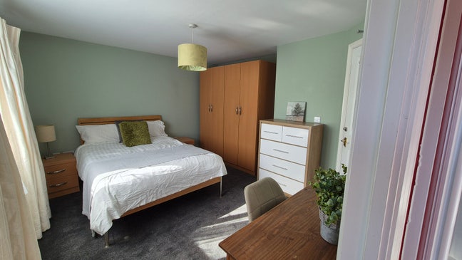 Great Location ⭐️ Ensuite With Loads of Storage Main Photo