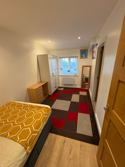 Modern Flat in DA8 2HE – Direct to City Main Photo