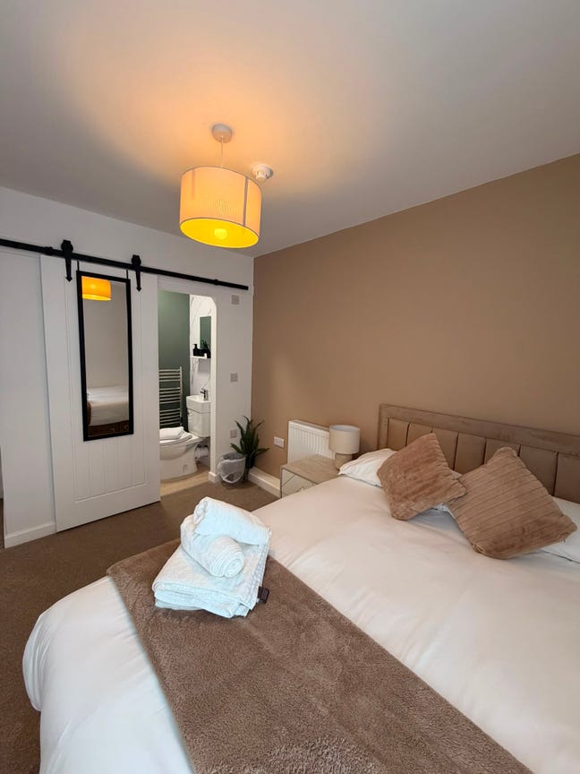 Premium 5‑Bed Ensuite Property in popular location Main Photo