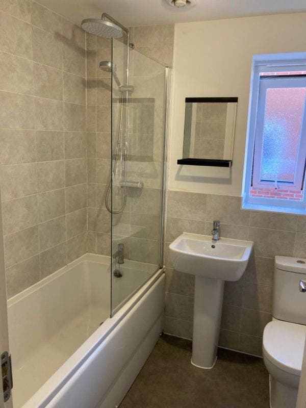 🏡 2-Bed Home | Garden & Driveway Parking Main Photo