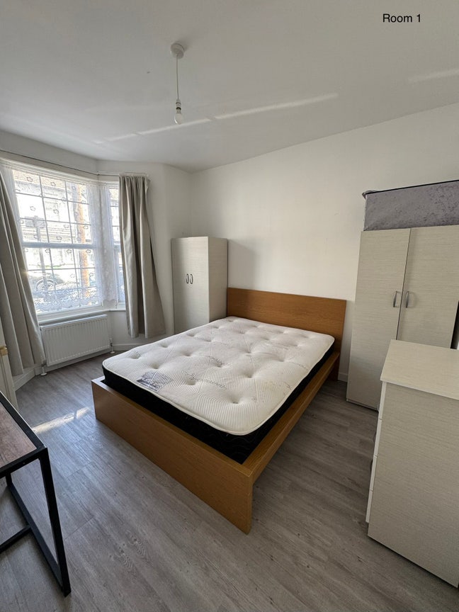 Spacious Rooms Near Transport & Shops E13 Main Photo
