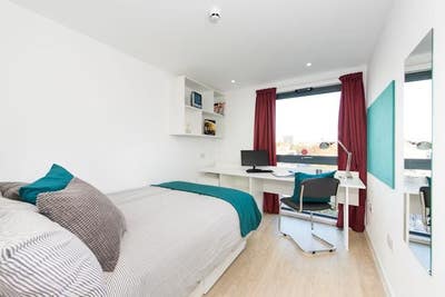 En-suite bronze. Tenancy Takeover At Vincent Place Main Photo