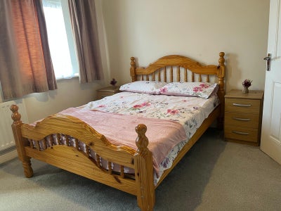  FEMALE  preferred  house  share
 Main Photo