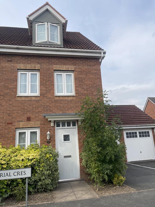  FEMALE  preferred  house  share
 Main Photo