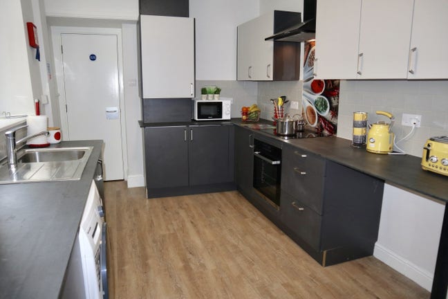 5 Bed Student House Available To Rent Main Photo