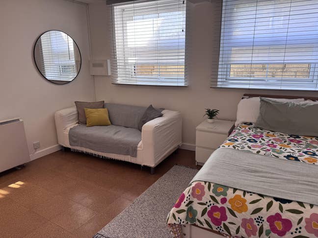 Large room 5 mins walk Salisbury City Centre Main Photo