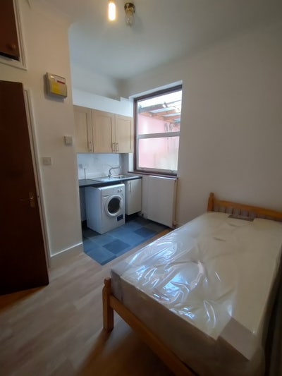 Self-Contained Studio Flat Available from 15th Sep Main Photo